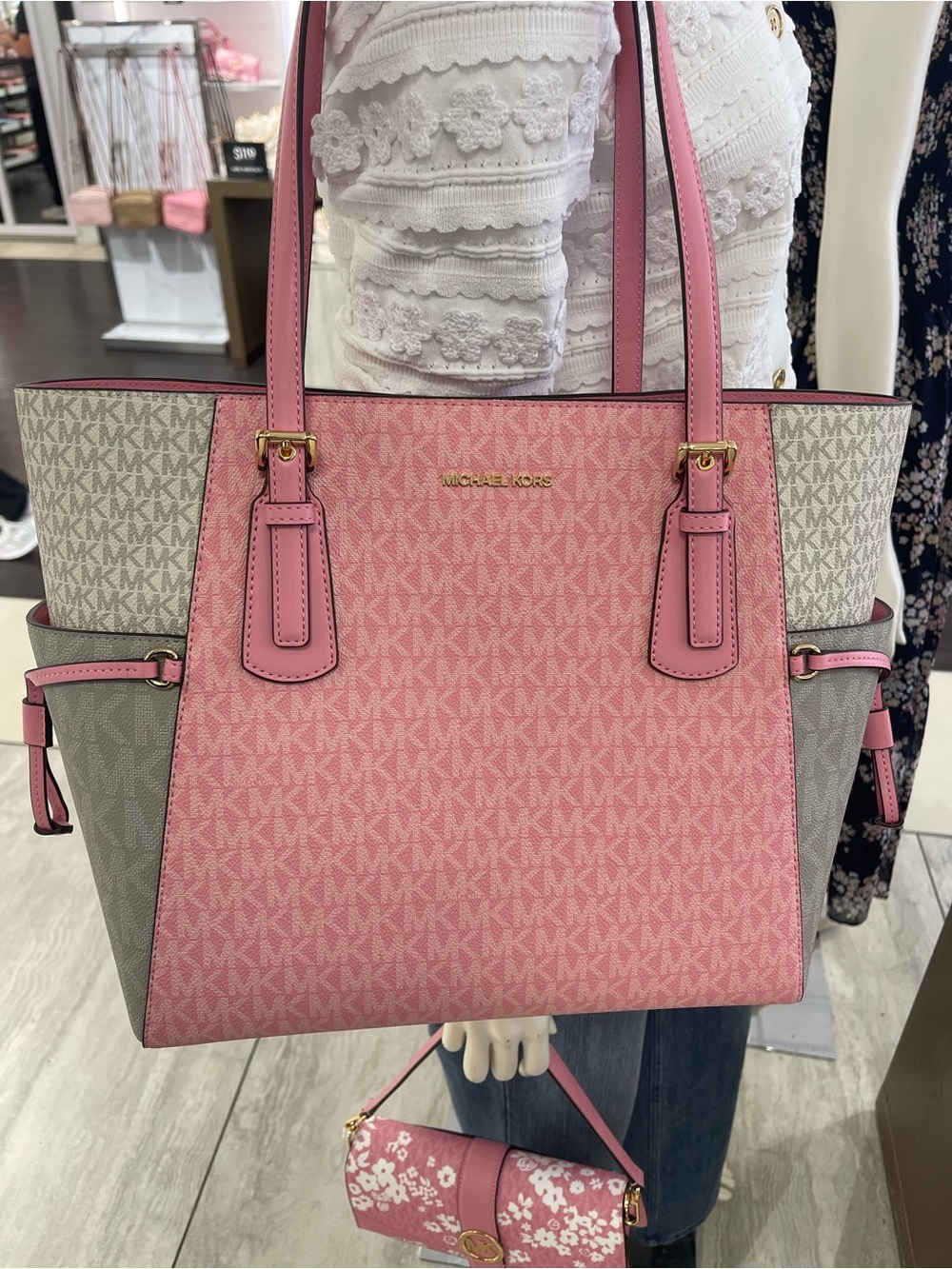 Michael Kors Voyager Lg Color-Block Signature Logo EW Shouldr Tote
Carnation
NWT - Picture 2 of 16